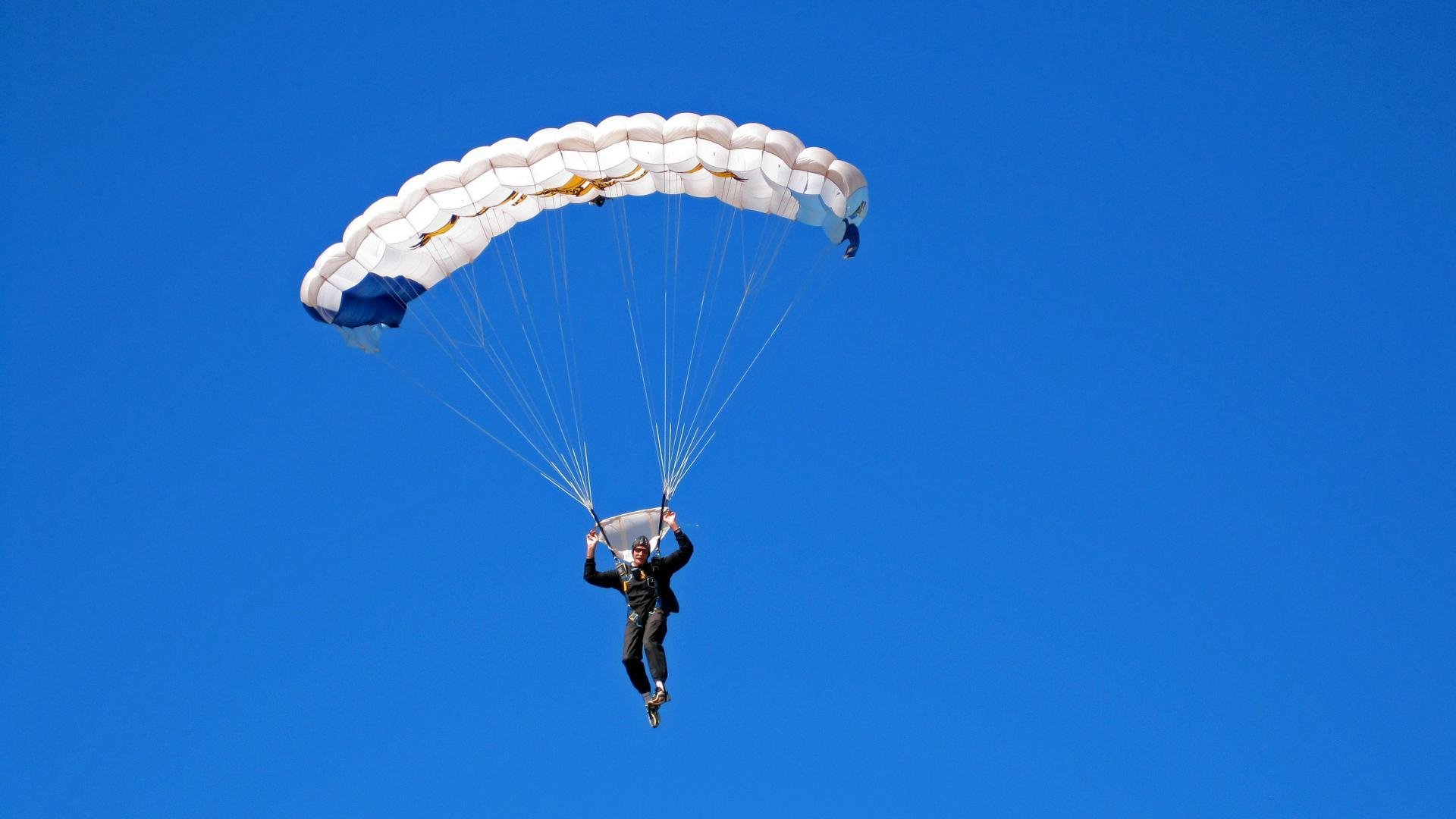 高校篮球联赛宣传片上线聚焦拼搏过程与团队精神展现，高校篮球比赛